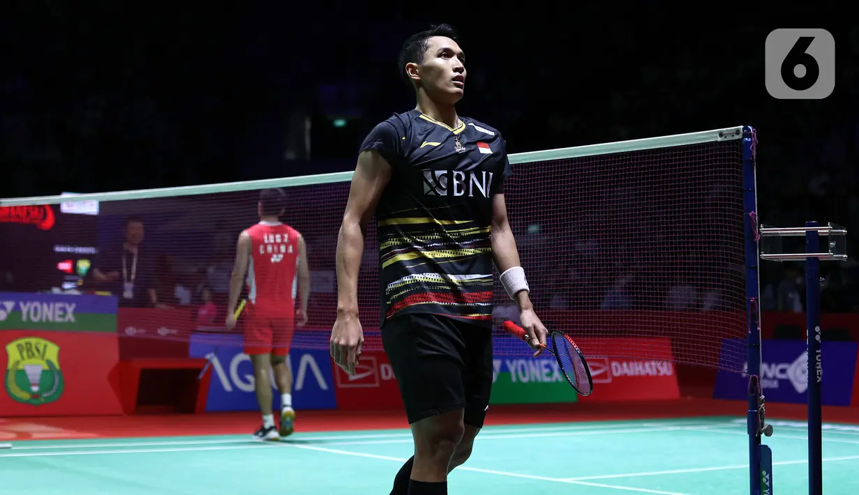 Malang keunggulan tersebut juga tak mampu dipertahankan terlalu. Jojo kembali berada pada posisi minor di pengujung set, dan harus mengakui keunggulan lawan usai dipaksa tunduk 19-21. (Bola.com/M. Iqbal Ichsan)