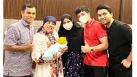 6 Potret Haji Faisal Jenguk Baby Ameena, Bak Keluarga Sendiri (Sumber: Instagram/dewizuhriati)