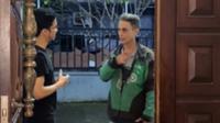 Seorang pengemudi ojek online bernama Pak Romy diminta jadi model kemeja batik. (dok. tangkapan layar video TikTok @rayyan.ajm/https://www.tiktok.com/@rayyan.ajm/video/7361418369666501894)