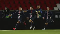 Penyerang PSG, Neymar (kiri) berselebrasi usai mencetak gol ke gawang Borussia Dortmund pada pertandingan leg kedua babak 16 besar Liga Champions di stadion Parc des Princes, Paris, Prancis (12/3/2020). PSG menang 2-0 atas Dortmund dan melaju ke perempat final. (UEFA via AP)