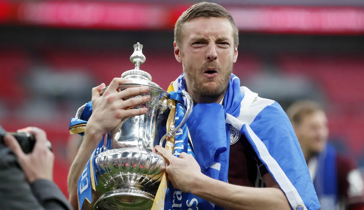 Striker Leicester City, Jamie Vardy, berpose dengan trofi usai menjuarai Piala FA di Stadion Wembley, Sabtu (15/5/2021). The Foxes menang dengan skor 1-0. (Matt Childs/Pool via AP)