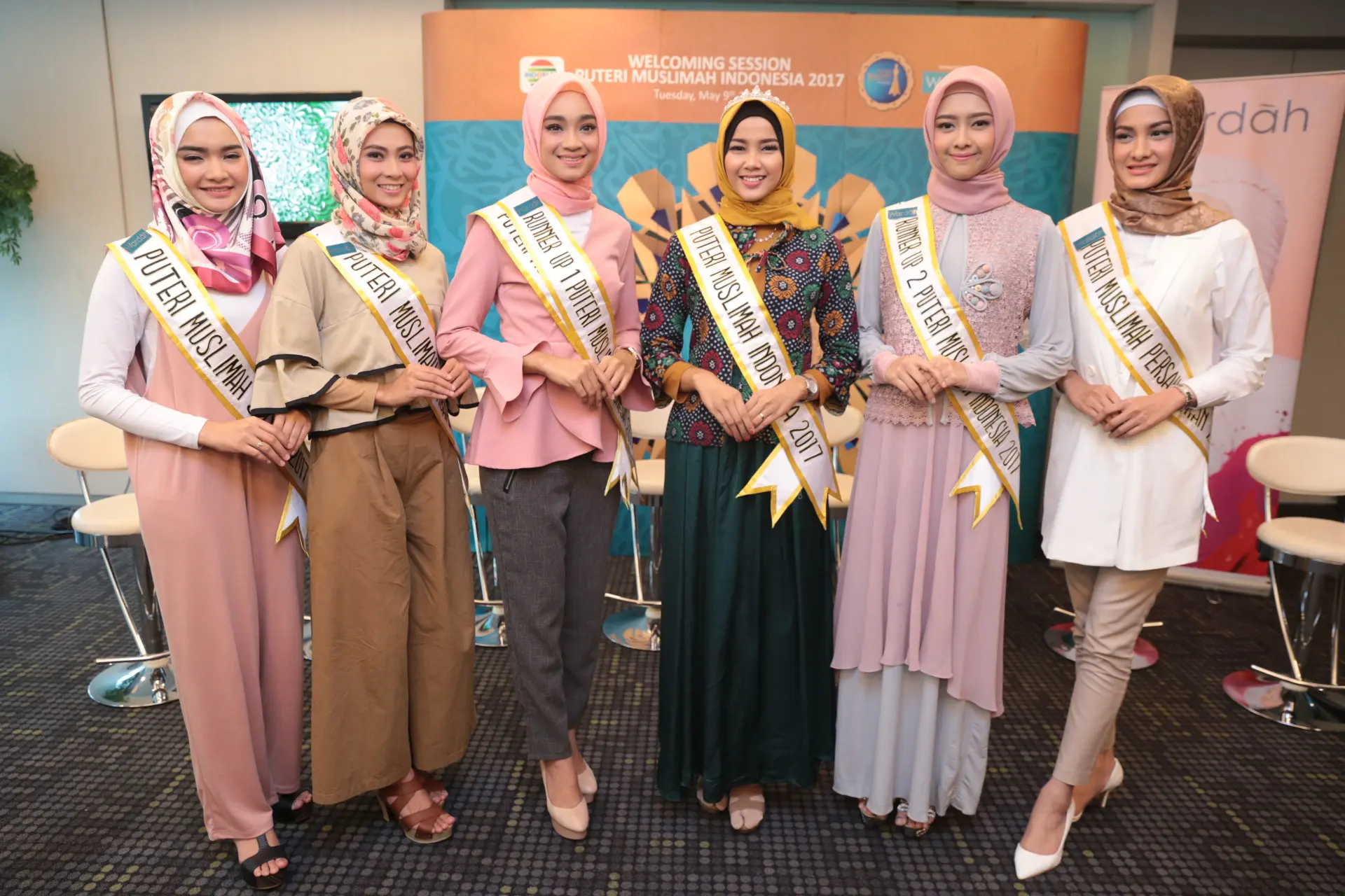 Syifa Fatimah, diantara finalis Puteri Muslimah Indonesia 2017 lainnya. (Adrian Putra/Bintang.com)