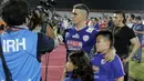 Cristian Gonzales memberikan komentar dalam sesi wawancara dengan salah satu stasiun TV ditemani oleh dua buah hatinya seusai bertanding melawan Mitra Kukar di Stadion I Wayan Dipta, Gianyar, Sabtu (17/10/2015). (Bola.com/Erwin Fitriansyah).