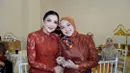 Ashanty dan Aurel Hermansyah terlihat kompak saat kondangan bareng keluarga dengan kebaya merah [@ashanty_ash]