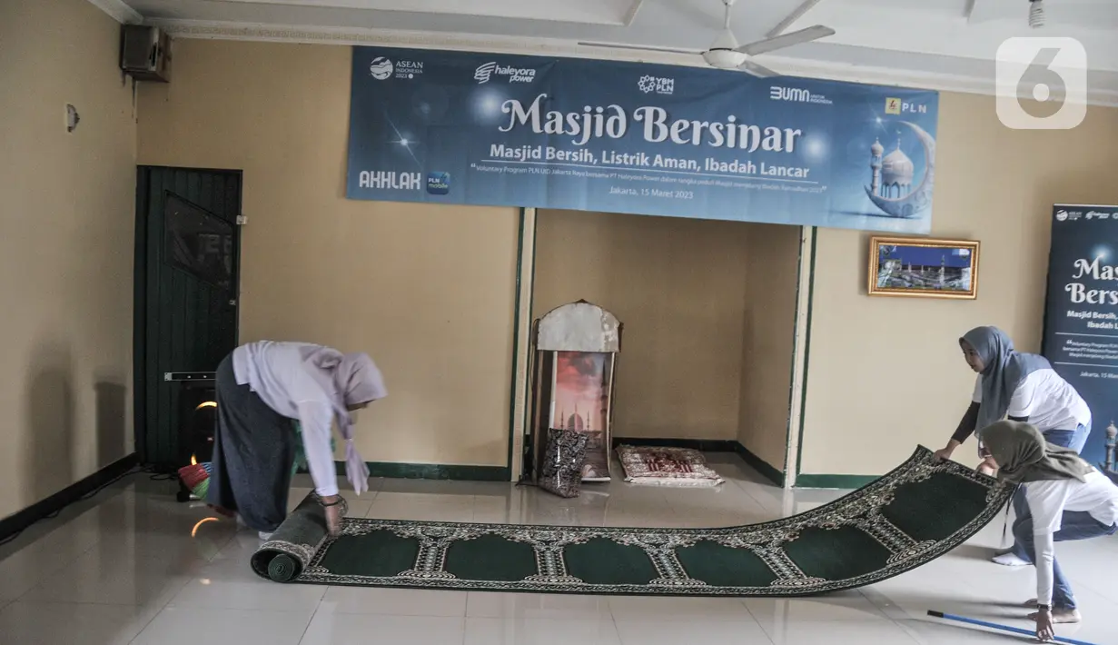 Pegawai PLN bersama pengurus dan masyarakat setempat bergotong-royong membersihkan musala. (merdeka.com/Iqbal S. Nugroho)