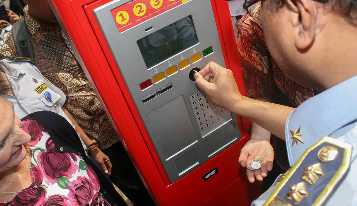 Pemasangan alat ini diharapkan mampu mengurangi kemacetan akibat pengendara yang menggunakan badan jalan untuk parkir di kawasan tersebut, Jakarta, (25/9/14). (Liputan6.com/Faizal Fanani)