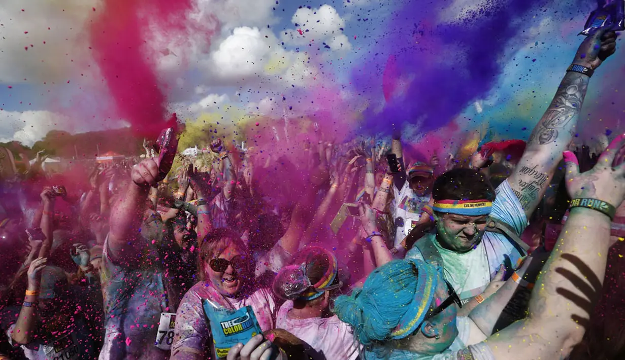 Sejumlah pewarna dilemparkan ke udara untuk memeriahkan lomba lari sejauh lima kilometer bertajuk Sydney Color Run, (24/8/2014). (REUTERS/Jason Reed)