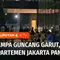Guncangan gempa juga terasa sampai ke wilayah termasuk Jakarta. Di Jakarta Selatan, penghuni salah satu apartemen panik keluar gedung akibat gempa.