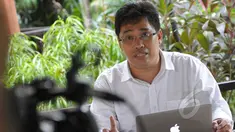 Zainal Tahir, pria yang mengaku sebagai pengambil gambar diduga Ketua KPK Abraham Samad dengan seorang wanita di kamar hotel, menggelar konferensi pers di Jakarta, Rabu (4/2/2015). (Liputan6.com/Andrian M Tunay)