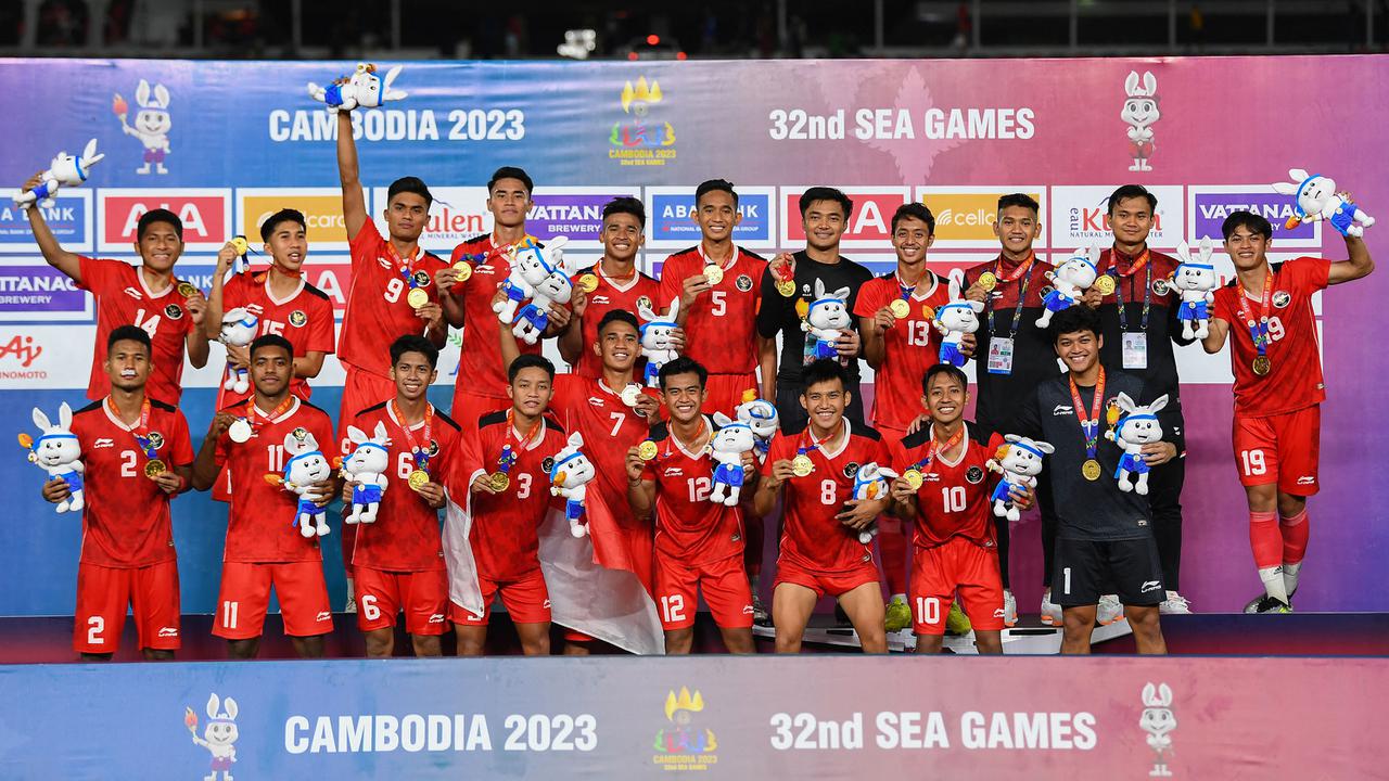 Foto: Membanggakan, Momen Timnas Indonesia U-22 Merayakan Medali Emas SEA Games 2023 di Podium