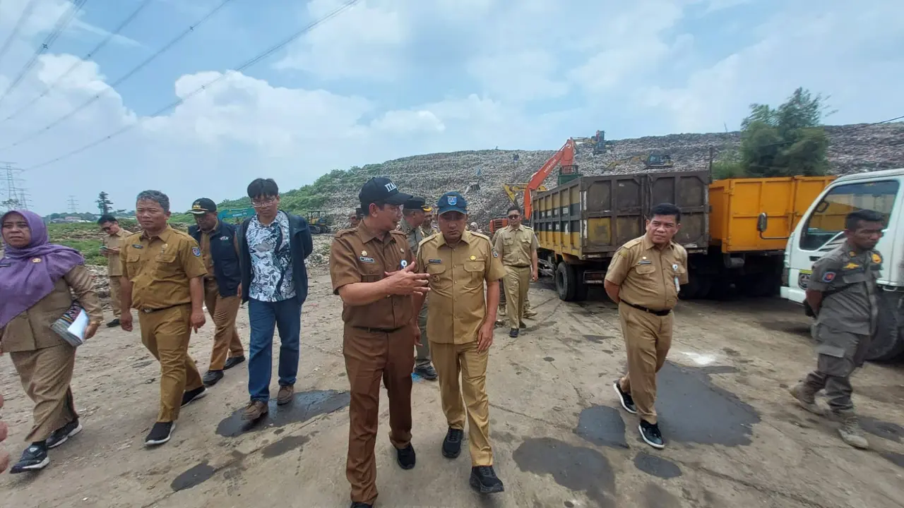 Kepala DLHK Kota Depok, Abdul Rahman memberikan penjelasan penanganan sampah kepada Wakil Wali Kota Depok, Chandra Rahmansyah di TPA Cipayung, Depok.