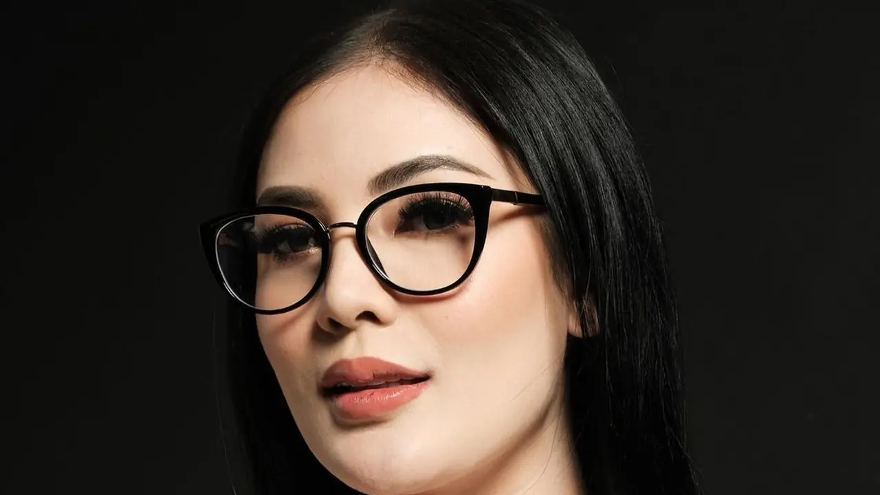 Tampil Makin Muda, Ini 7 Potret Nindy Ayunda Berkacamata yang Bikin Pangling