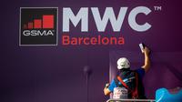 Pekerja memperbaiki poster yang mengumumkan Mobile World Congress (MWC) 2020 di lokasi pameran di Barcelona, Spanyol, Selasa (11/2/2020). Perusahaan teknologi yang mundur dari MWC 2020 di antaranya Facebook, Intel, Ericsson, AT&T, Sprint, Sony, Mediatek, Vivo, dan LG. (AP Photo/Emilio Morenatti)