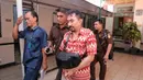 Kedatangan Gatot Brajamusti di Pengadilan Negeri Jakarta Selatan, langsung diabadikan oleh banyak wartawan foto. Aa Gatot biasa disapa sepertinya tidak suka melihat aksi fotografer yang mengabadikan kedatangannya. (Adrian Putra/Bintang.com)