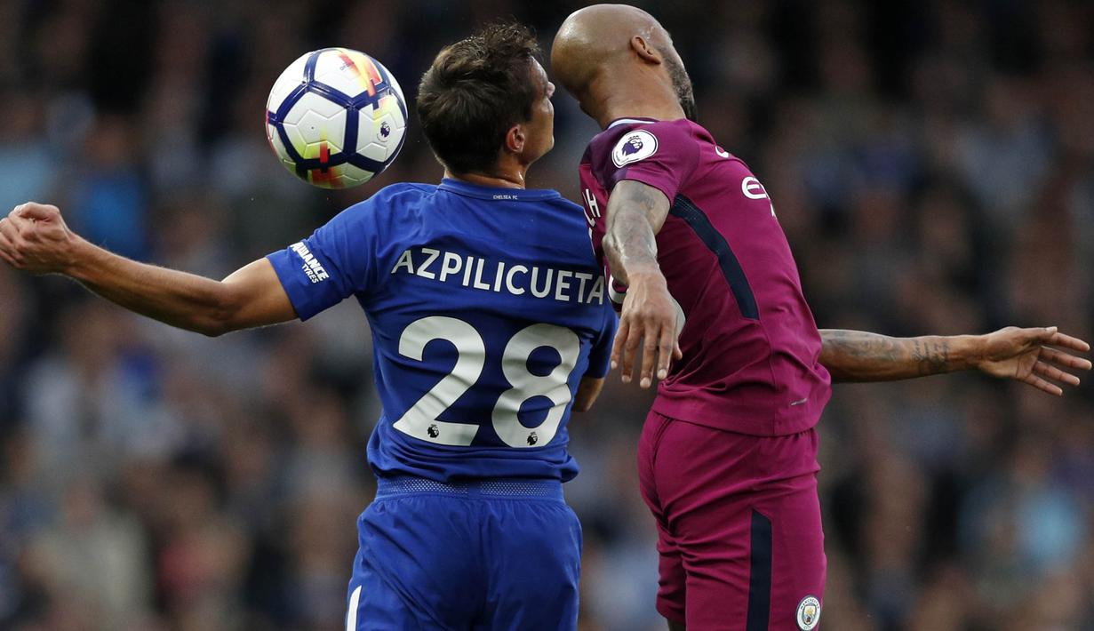 Bek Chelsea, Cesar Azpilicueta, duel udara dengan gelandang Manchester City, Fabian Delph, pada laga Premier League di Stadion Stamford Bridge, London, Sabtu (30/9/2017). Chelsea kalah 0-1 dari City. (AFP/Adrian Dennis)