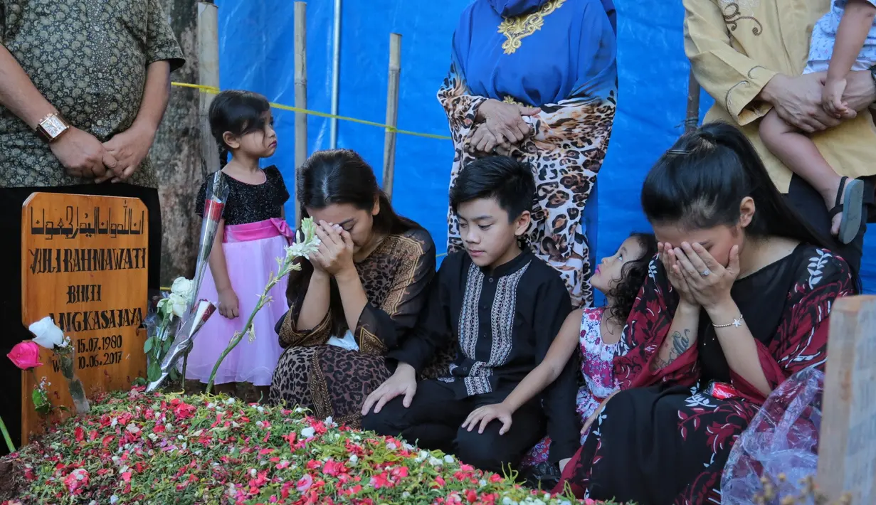 Belum genap 40 hari artis serba bisa yang akrab disapa Jupe ini meninggal dunia. Hal ini tentu membuat keluarganya sangat bersedih, terlebih kepergian Jupe ini tepat di bulan Ramadan, beberapa minggu sebelum lebaran.  (Adrian Putra/Bintang.com)