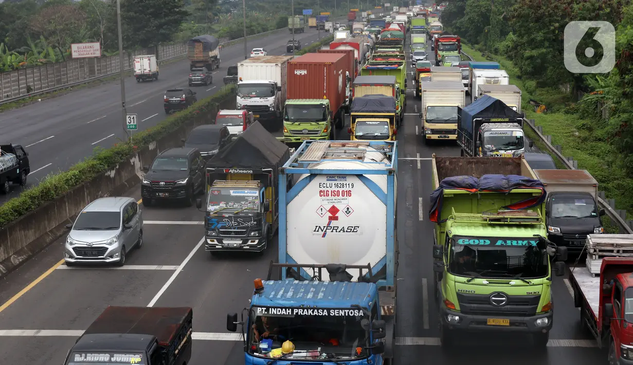 Kemacetan panjang di Gerbang Tol Cikupa, Kabupaten Tangerang, Banten, Kamis (6/5/2021). Kemacetan panjang terjadi akibat adanya pemberlakuan penyekatan larangan mudik Lebaran yang berlaku hari ini hingga 17 Mei mendatang. (Liputan6.com/Angga Yuniar)
