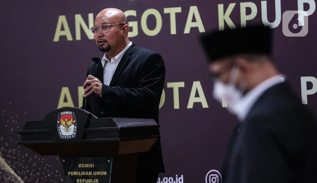 Ketua KPU Periode 2017 - 2022 Ilham Saputra memberikan pidato usai serah terima jabatan di Gedung KPU, Jakarta, Selasa (12/4/2022). Presiden Joko Widodo resmi melantik ketujuh komisioner KPU untuk bertugas dalam periode 2022-2027. (Liputan6.com/Johan Tallo)