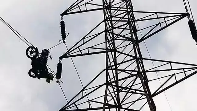 Kok bisa motor nyangkut di kabel listrik setinggi ini? (Instagram/@rajaprodi)