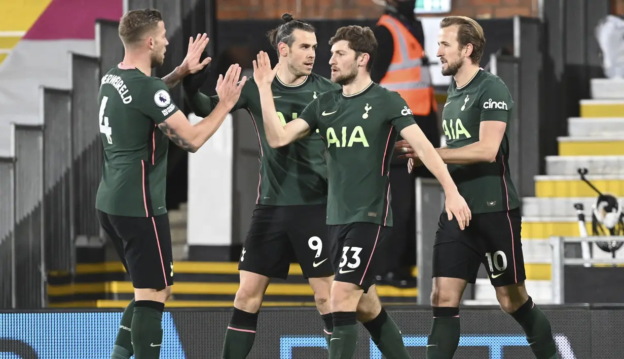 Para pemain Tottenham Hotspur merayakan gol ke gawang Fulham pada laga Liga Inggris di Stadion Craven Cottage, Kamis (4/3/2021). Tottenham Hotspur menang dengan skor 1-0. (Neil Hall/Pool via AP)