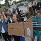 Pengunjuk rasa berkumpul di pusat kota Miami, AS, Kamis (26/1). Pengunjuk rasa menolak kebijakan Presiden AS, Donald Trump yang membatasi warga Muslim masuk ke AS. (AP Photo / Alan Diaz)