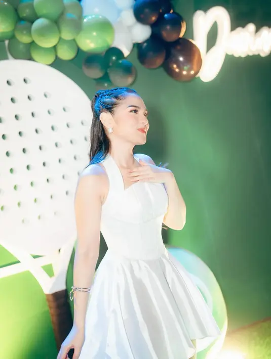 Mengusung dekorasi hijau segar lengkap dengan nuansa sporty, Davina tetap tampil menawan dengan gaya feminin yang dipadukan sentuhan kasual. [@davinaakaramoy].