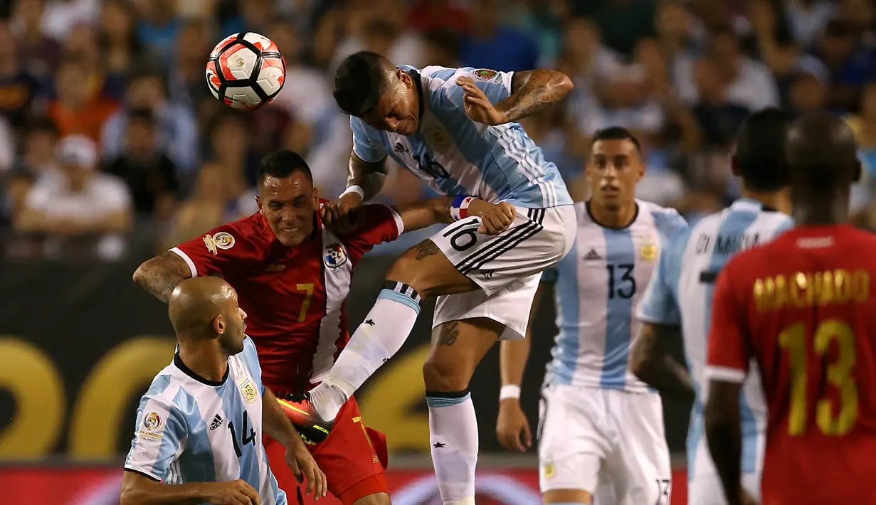 Pemain Argentina, Marcos Rojo, duel dengan pemain Panama, Blas Perez Ortega, pada laga Grup D Copa America Centenario 2016, di Stadion Soldier Field, Chicago, Amerika Serikat, Sabtu (11/6/2016). (AFP/Tasos Katopodis)