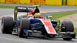 Pebalap Manor Racing, Rio Haryanto, memacu kendaraannya pada kualifikasi GP Australia di Sirkuit Albert Park, Melbourne, Sabtu (19/3/2016). Pebalap asal Indonesia itu membukukan catatan waktu 1 menit 29,627 detik. (AFP/Paul Crock)