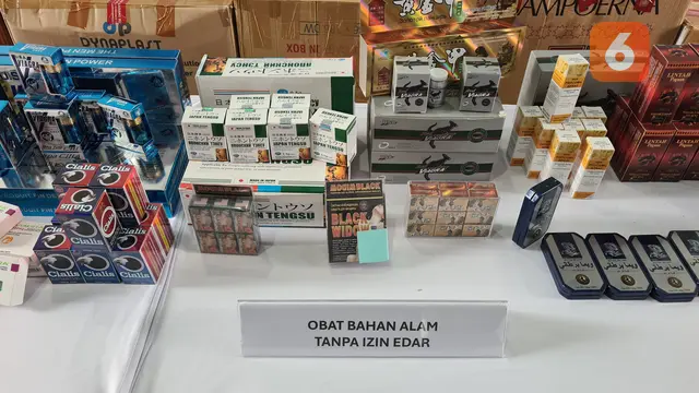 Obat-obat bahan alam tanpa izin edar BPOM yang diperlihatkan dalam konferensi pers  "Hasil Penindakan Sediaan Farmasi Ilegal DKI Jakarta Tahun 2025" di Kantor Balai Besar POM, Jakarta Timur, Kamis (13/11/2025).
