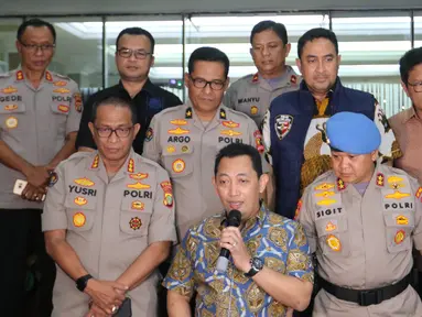 Kabareskrim Komjen Listyo Sigit Prabowo (tengah) memberikan keterangan dalam jumpa pers di Polda Metro, Jumat (27/12/2019). Pihak kepolisian merilis pelaku penyerangan terhadap penyidik senior KPK, Novel Baswedan yang merupakan anggota Polri berinisial RM dan RB. (Liputan6.com/Herman Zakharia)