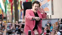 Ekspresi penyanyi Harry Styles saat tampil di acara NBC "Today" di Rockefeller Plaza, New York (9/5). Menjelang perilisan album solonya, Harry Styles menghibur ribuan penggemarnya di luar Rockefeller Center. (Charles Sykes/Invision/AP)