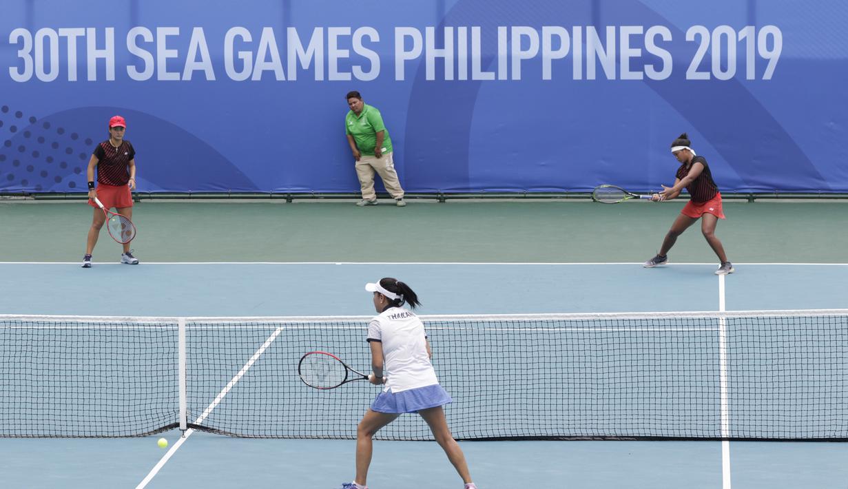 Ganda Indonesia, Priska Nugroho / Rifanty Kahfiani, saat melawan Peangtarin Plipuech / Tamarine Tanasugarn pada SEA Games 2019 di Kompleks Rizal Memorial, Kamis (5/12). Ganda Indonesia kalah 4-6, 7-6 dan 5-10. (Bola.com/M Iqbal Ichsan)