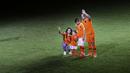 Pemain Belanda, Wesley Sneijder, bersama keluarga usai menjalani laga terakhir bersama timnas Belanda di Stadion Johan Cruijff, Amsterdam, Kamis (6/9/2018). Sneijder telah mencatatkan 134 penampilan dan menyumbang 31 gol. (AP/Peter Dejong)