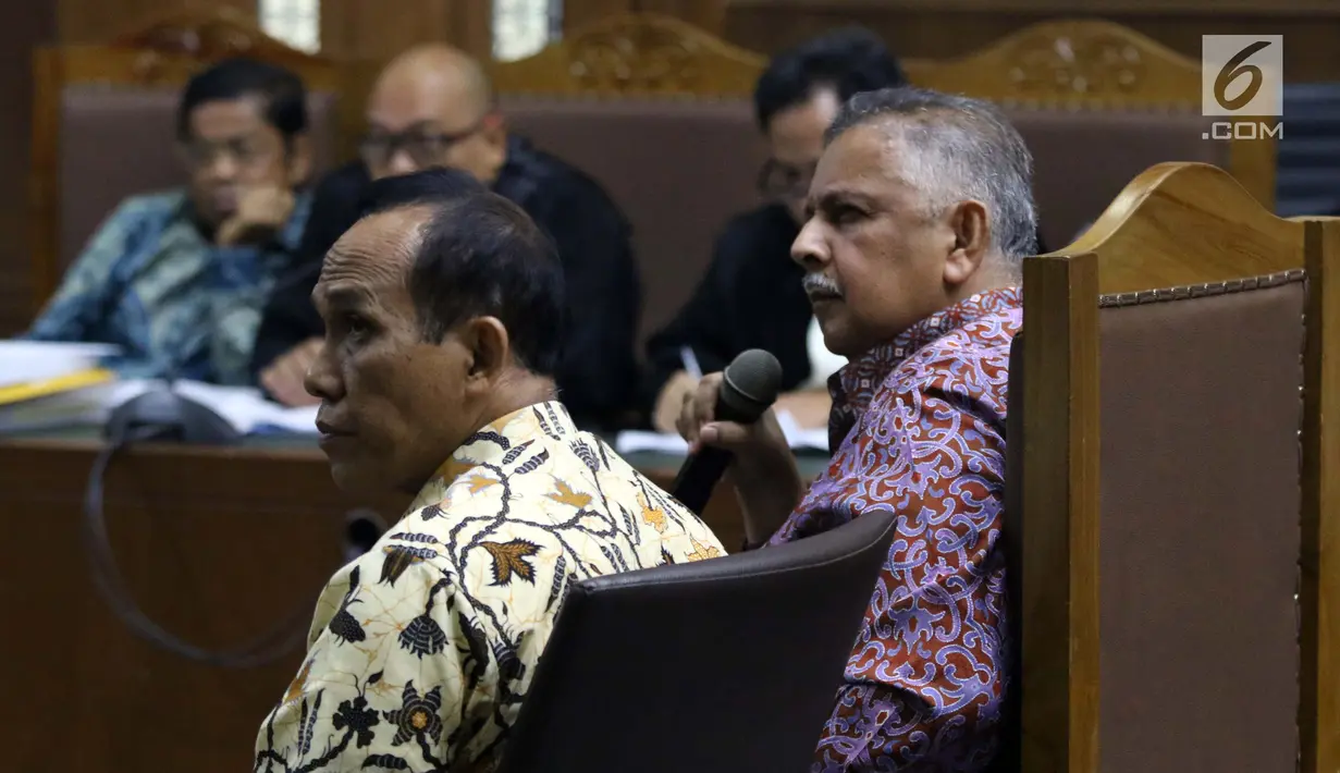 Dirut PT PLN Persero Sofyan Basir (kanan) bersama Direktur Pengadaan Strategis 2 PT PLN Supangkat Iwan Santoso saat menjadi saksi sidang dugaan suap pembangunan PLTU Riau-1 di Pengadilan Tipikor, Jakarta, Selasa (12/2). (Liputan6.com/Helmi Fithriansyah)