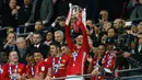 Penyerang Manchester United, Zlatan Ibrahimovic mengangkat Piala Liga Inggris, setelah mengalahkan Southampton dalam pertandingan final di Stadion Wembley, London, (27/2). Ibrahimovic mencetak dua gol di pertandingan ini. (AFP Photo/Ian Kington)