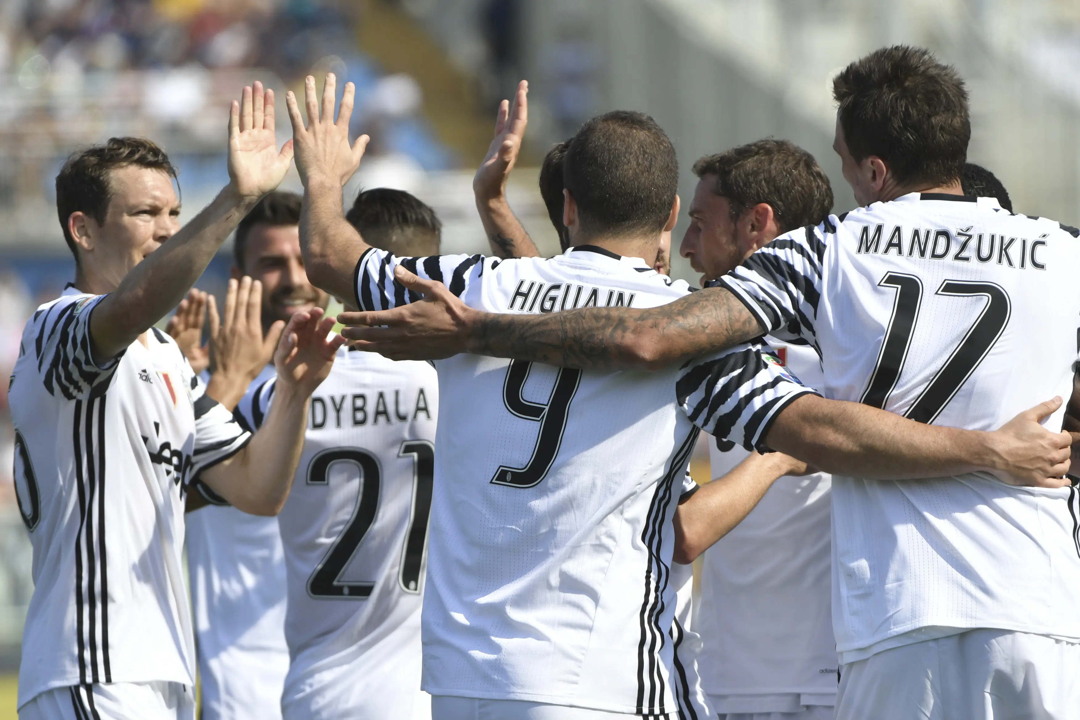 Selebrasi para pemain Juventus menyambut gol Gonzalo Higuain ke gawang Pescara. (ANDREAS SOLARO / AFP)