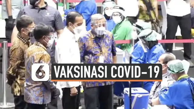 Kalangan awak media mulai menerima suntikan vaksin Covid-19 di Jakarta hari Kamis (25/2). Presiden Joko Widodo meninjau kegiatan ini di hall basket Gelora Bung Karno Senayan.