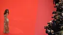 Izabel Goulart berpose di karpet merah saat menghadiri pemutaran film "Burning" selama Festival Film Cannes ke-71 di Prancis selatan (16/5). Model asal Brasil ini tampil cantik dan seksi dengan gaun gold transparan. (AFP Photo/Loic Venance)
