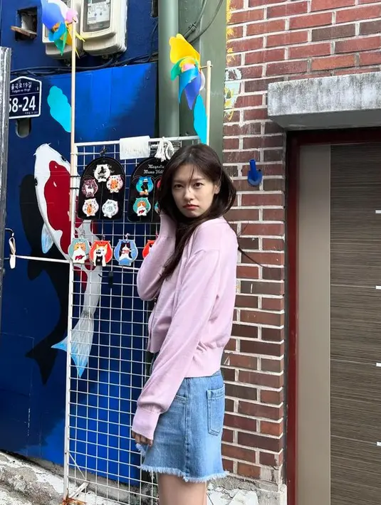 Jung So Min dalam media sosailnya kerap membagikan ootdnya termasuk mengenakan denim. Misalnya saja ia memadukan cardigan pink dengan celana pendek denim. [@somin_jj]