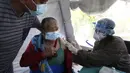 Seorang lansia menerima vaksin virus corona COVID-19 AstraZeneca di Kathmandu, Nepal, Senin (9/8/2021). Hingga 8 Agustus 2021, kasus virus corona COVID-19 Nepal mencapai 717.486. (AP Photo/Niranjan Shrestha)