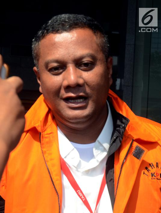 Ekspresi Bupati Mojokerto, Mustofa Kamal Pasa memakai rompi tahanan usai menjalani pemeriksaan oleh penyidik di gedung KPK, Jakarta, Senin (30/4). Mustofa Kamal Pasa resmi ditahan 20 hari kedepan untuk memudahkan pemeriksaan. (Merdeka.com/Dwi Narwoko)