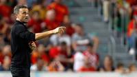 Pelatih Spanyol, Luis Enrique memberikan instruksi kepada para pemainnya selama pertandingan UEFA Nations League di stadion Manuel Martinez Valero, Spanyol (11/9). Spanyol menang telak atas Kroasia 6-0. (AP Photo/Alberto Saiz)