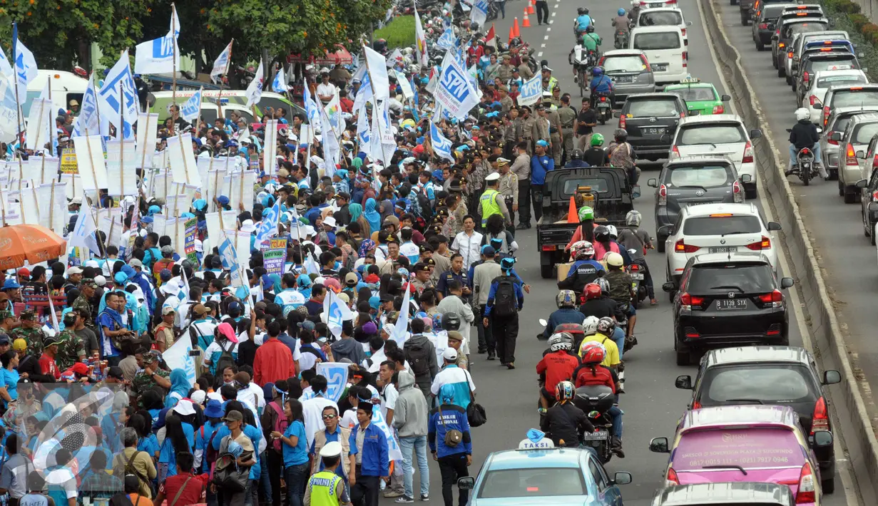 Sejumlah kendaraan terjebak macet di kawasan Gedung DPR RI, Jakarta, Minggu (1/5) Kemacetan tersebut imbas Hari Buruh Internasional yang jatuh pada 1 Mei. (Liputan6.com/Helmi Afandi)