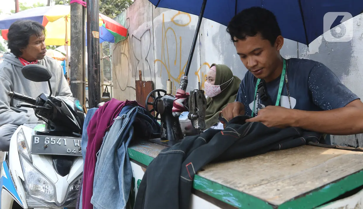 Penjahit menyelesaikan jahitan di kawasan Lenteng Agung, Jakarta, Sabtu (12/06/2021). Presentase realisasi anggaran program Pemulihan Ekonomi Nasional (PEN) 2021 masih cukup rendah yakni mencapai 31,2 persen atau sekitar Rp218 triliun dari total pagu Rp699,43 triliun. (Liputan6.com/Herman Zakharia)