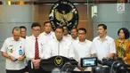 Menkopolhukam Wiranto bersama Mendagri Tjahjo Kumolo dan KSP Moeldoko memberi keterangan usai rapat koordinasi tentang keamanan pasca-pemilu 2019 di Jakarta, Rabu (24/4). Wiranto menjelaskan Sejumlah isu seperti hoaks dan tuduhan yang berakibat pada delegitimasi KPU. (Liputan6.com/Angga Yuniar)