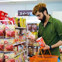 Ilustrasi pembelian mi instan di supermarket. (Sumber foto: Pexels.com)