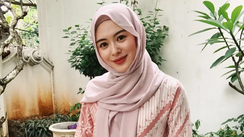 7 Inspirasi Gaya Hijab Ayana Jihye Moon, Simple dan Menawan