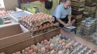 Pedagang telur ayam di Pasar Kanoman Cirebon mengeluh banyak pedagang mengurangi daya beli imbas kenaikan harga. Foto (Liputan6.com / Panji Prayitno)