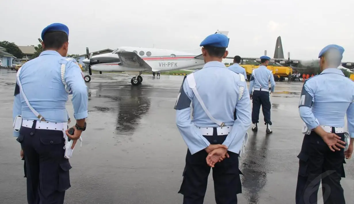 Pesawat latih milik Singapura dengan nomor lambung VH-PFK itu dipaksa mendarat karena melewati udara Indonesia tanpa izin di Pontianak, Kalimantan Barat, Selasa (28/10/2014). (Liputan6.com/Raden AMP)