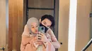 "Baby A semakin membesar onty onty. Sudah 32 weeks sekarang, calon bundanya semakin manja aja sama suamiik. Huuft nggak apa-apa-apa ya miik," tulis Dinda Hauw di Instagram, Selasa (4/5/2021). (Instagram/dindahw)